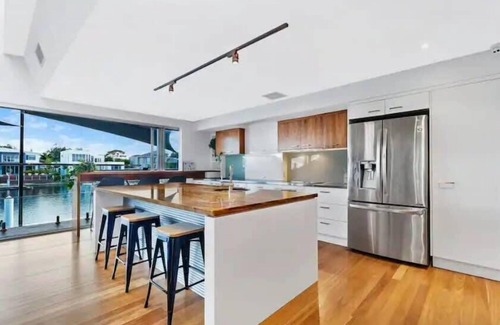 Pelican Waters Maison | Luxurious Waterfront 5Brm Canal Home Caloundra
