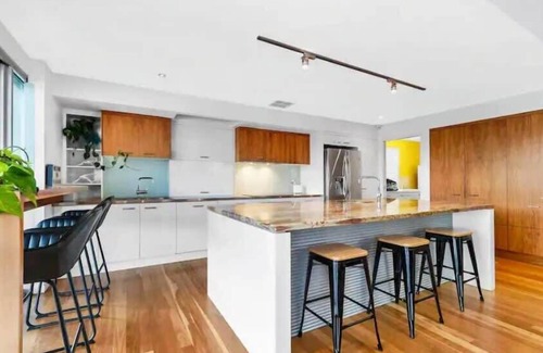 Pelican Waters Maison | Luxurious Waterfront 5Brm Canal Home Caloundra