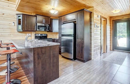 Cheneville Cabine | Luxurious Waterfront Retreat