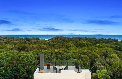 Warana Maison | Luxurious Waterfront Home with direct beach access and ocean views from top viewing deck