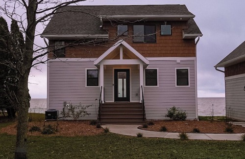 Green Bay Maison | Luxurious Waterfront Beach House Near Lambeau Field and Door County!