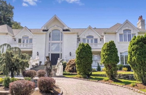 Saddle River Maison | Luxurious white brick villa