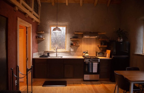 Trumansburg Cabine | Luxuriously Crafted Earthen FLX Cottage Retreat