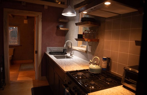 Trumansburg Cabine | Luxuriously Crafted Earthen FLX Cottage Retreat