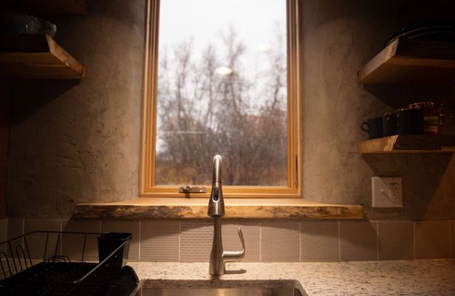 Trumansburg Cabine | Luxuriously Crafted Earthen FLX Cottage Retreat