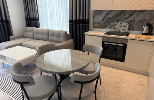 Tosmur Belediyesi Appartement | Luxury 1+1 Bedroom Apartment in Alanya 5 Min Walk to Beach Pool, Spa & Security