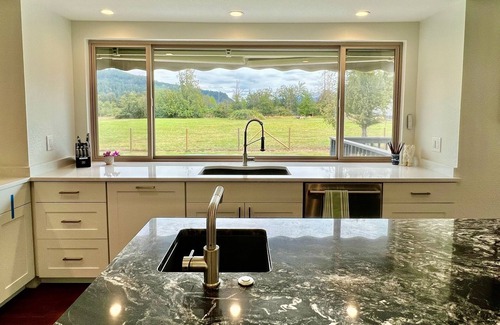 Buckley Maison | Luxury 1.3 Acre Retreat, Mt. Rainier View, Hiking & Skiing, fabulously furnished
