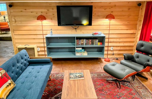 Summit - University Appartement | Luxury 1-bedroom Flat on Cathedral Hill: Private Sauna, Fireplace and Gym