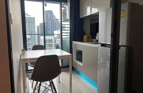 Rama 9 Appartement | Luxury 1-bedroom w/Wifi, Standing Desk & Infinity Pool, 100m from MRT & Shopping