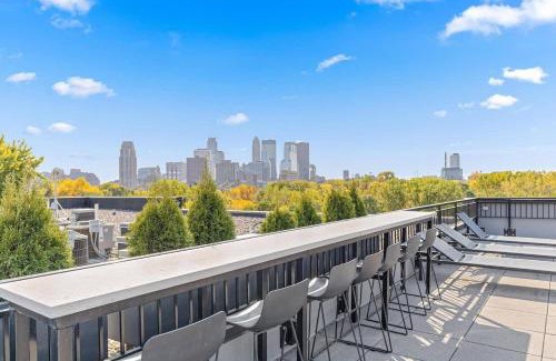 St. Anthony West Appartement | Luxury 1BD Gym Rooftop Street Parking by DT UMN