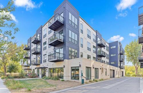 St. Anthony West Appartement | Luxury 1BD Gym Rooftop Street Parking by DT UMN