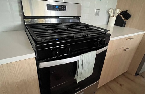 Dunning Appartement | Luxury 1BD residence w/parking. Gated and safe. 15 mins from O’Hara