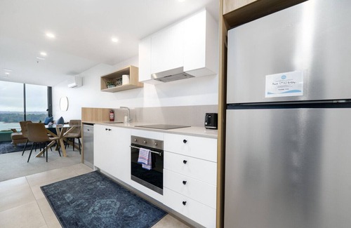 Belconnen Appartement | Luxury 1BR Apt with Lake Views in Belconnen