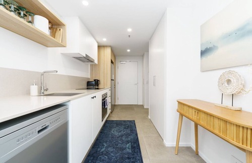 Belconnen Appartement | Luxury 1BR Apt with Lake Views in Belconnen