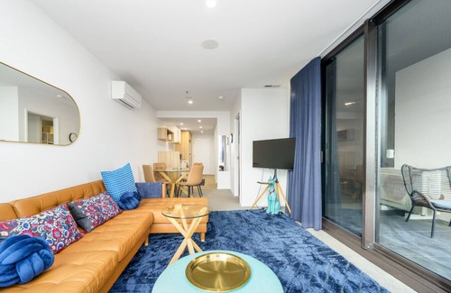 Belconnen Appartement | Luxury 1BR Apt with Lake Views in Belconnen