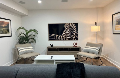Ottawa Division Appartement | Luxury 2 b/room comfort & modern apartment with kitchen and free parking.