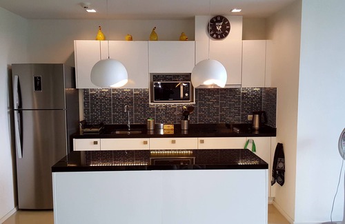 Nong Kae Appartement | Appartement de luxe de 2 chambres - terrain de golf, piscine et vue sur la mer.