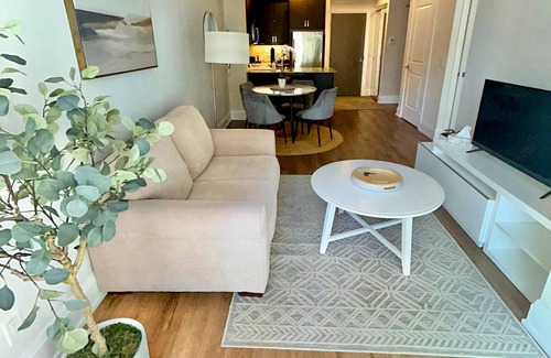 Runnymede Copropriété | Luxury 2-bed in Bloor West Village - Parking, Pool & steps to subway