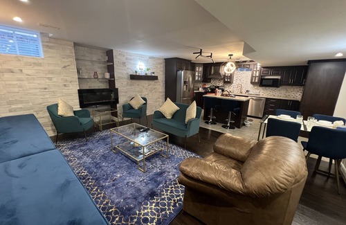 Meadowvale Village Maison | Luxury 2 Bed Room,1.5 Bath, Full Kitchen, Rental Bsmt Unit Near Toronto Airport!