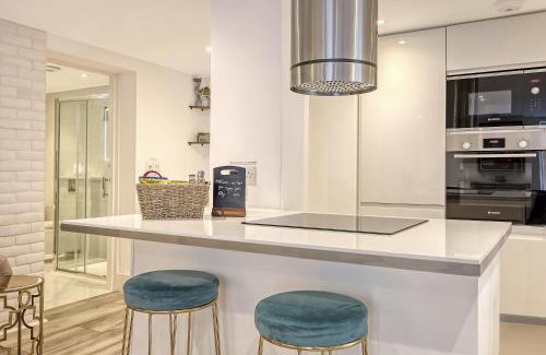 Snaresbrook Appartement | Luxury 2 Bedroom Apartment with Private Terrace & Parking - Wanstead, Escape London in London