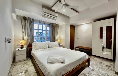 Khar Appartement | Luxury 2 BHK Tropical Apartment with Workspace in Khar West