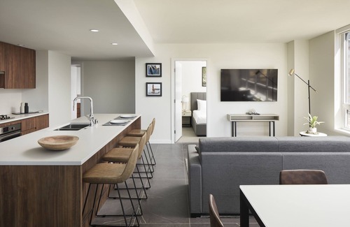 Belltown Hôtel | Luxury 2-BR ADA Suite w/ Pools, Gym, Gourmet Kitchen & Prime Seattle Location!