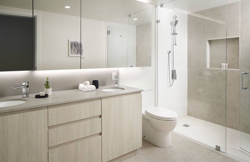 Belltown Hôtel | Luxury 2-BR ADA Suite w/ Pools, Gym, Gourmet Kitchen & Prime Seattle Location!