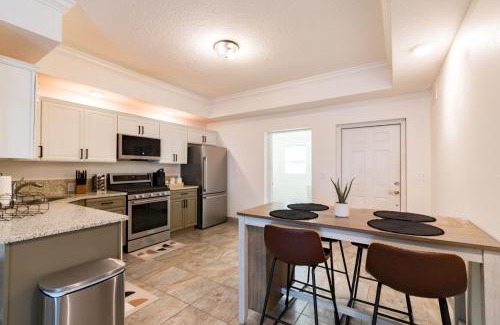 Crescent Beach Maison | Luxury 2BD 2BTH Condo 5