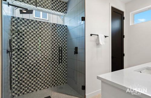 East MLK Maison | Luxury 2BR 2BA East Austin retreat w yard, deck and garage parking by Austin Vacay