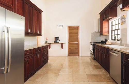 Estate Hermon Hill Maison | Luxury 3,000SF, 6 guests, 3 BR, 3 BA, Free Wi-Fi, AC, 5-10 Min beaches.