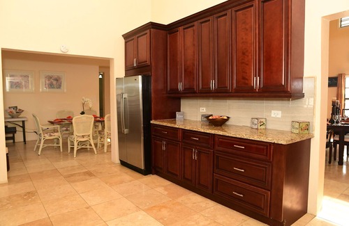 Estate Hermon Hill Maison | Luxury 3,000SF, 6 guests, 3 BR, 3 BA, Free Wi-Fi, AC, 5-10 Min beaches.