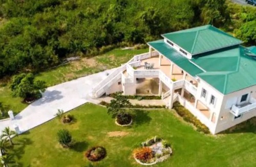 Estate Hermon Hill Maison | Luxury 3,000SF, 6 guests, 3 BR, 3 BA, Free Wi-Fi, AC, 5-10 Min beaches.