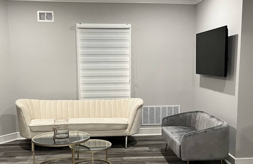 Westwood Maison | Luxury 3 Bedroom Apartment Downtown , Next to Train & Bus to NYC
