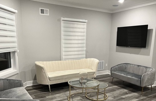 Westwood Maison | Luxury 3 Bedroom Apartment Downtown , Next to Train & Bus to NYC