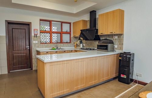 Mtwapa Maison | Luxury 3-Bedroom Beach View Villa - 1 min walk to the beach!