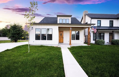 Alamo Heights Maison | Luxury 3-bedroom Farmhouse with Pool Centrally Located in San Antonio