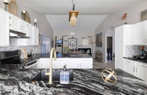 Glendale Maison | Stadium Backyard Oasis: Heated Pool Game Rm, Golden Tee, Spring Training Fun,KQQ
