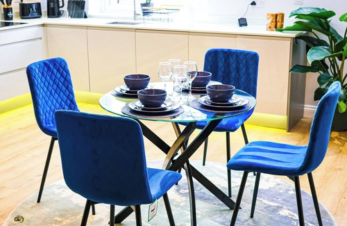 Cribbs Causeway Maison | Luxury 3 Bedroom House with Parking, Perfect for Contractors and Relocations