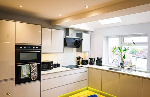 Cribbs Causeway Maison | Luxury 3 Bedroom House with Parking, Perfect for Contractors and Relocations