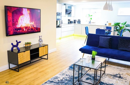 Cribbs Causeway Maison | Luxury 3 Bedroom House with Parking, Perfect for Contractors and Relocations
