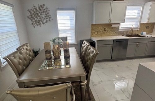 Detroit Maison | Luxury 3-bedroom Smart Home with jetted tub