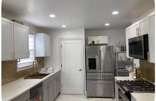 Detroit Maison | Luxury 3-bedroom Smart Home with jetted tub