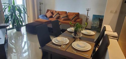 Ibbanwala Appartement | Luxury 32nd Floor 2 Bed-2 Bath Apartment with Pool, Harbour & Lotus Tower views