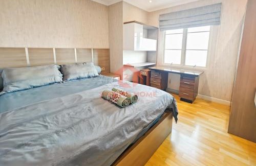 Kelapa Gading Barat Appartement | Luxury 3BR MOI Apt with Pool Wi-Fi Netflix by 2ndHome