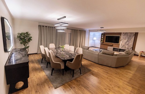 Heliopolis Appartement | Luxury 3BR Pool View Near Airport!