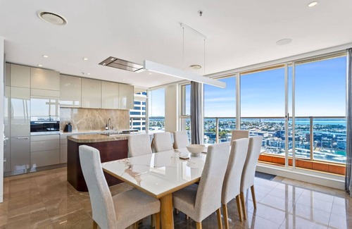 Auckland Central Business District Appartement | Luxury 3BR Quay West w/ Views + Parking