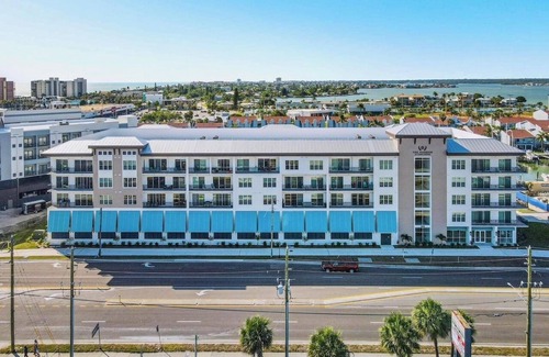 Madeira Beach Copropriété | Luxury 3BR Waterfront Condo across from the beach