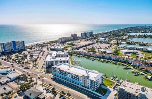 Madeira Beach Copropriété | Luxury 3BR Waterfront Condo across from the beach