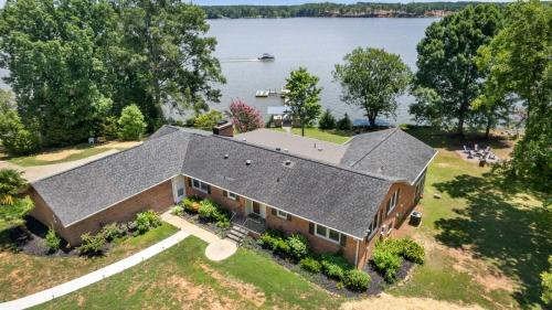Fort Lawn Maison | Luxury 4-Acre Lakefront Getaway-Hot Tub, Private Dock, Paddleboards, Pool Table & Karaoke!