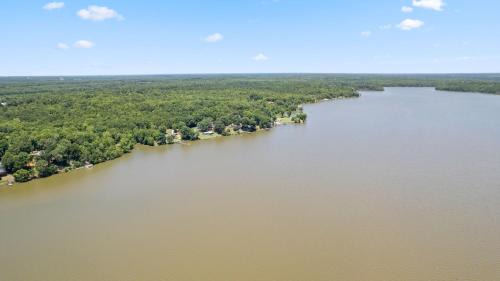 Fort Lawn Maison | Luxury 4-Acre Lakefront Getaway-Hot Tub, Private Dock, Paddleboards, Pool Table & Karaoke!